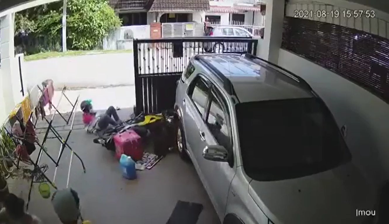 SS 5 foodpanda rider crashes into the house gate after being chased by dog