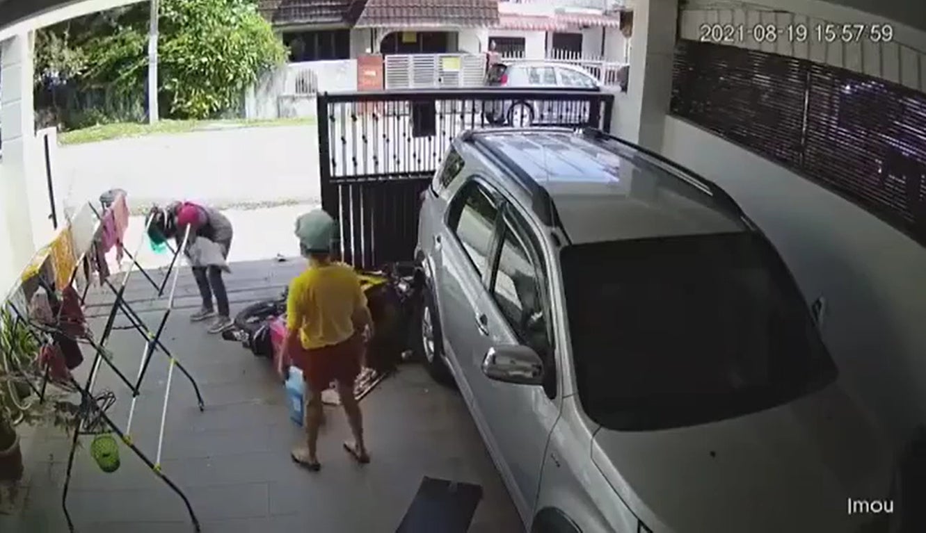 Ss 6 Foodpanda Rider Crashes Into The House Gate After Being Chased By Dog