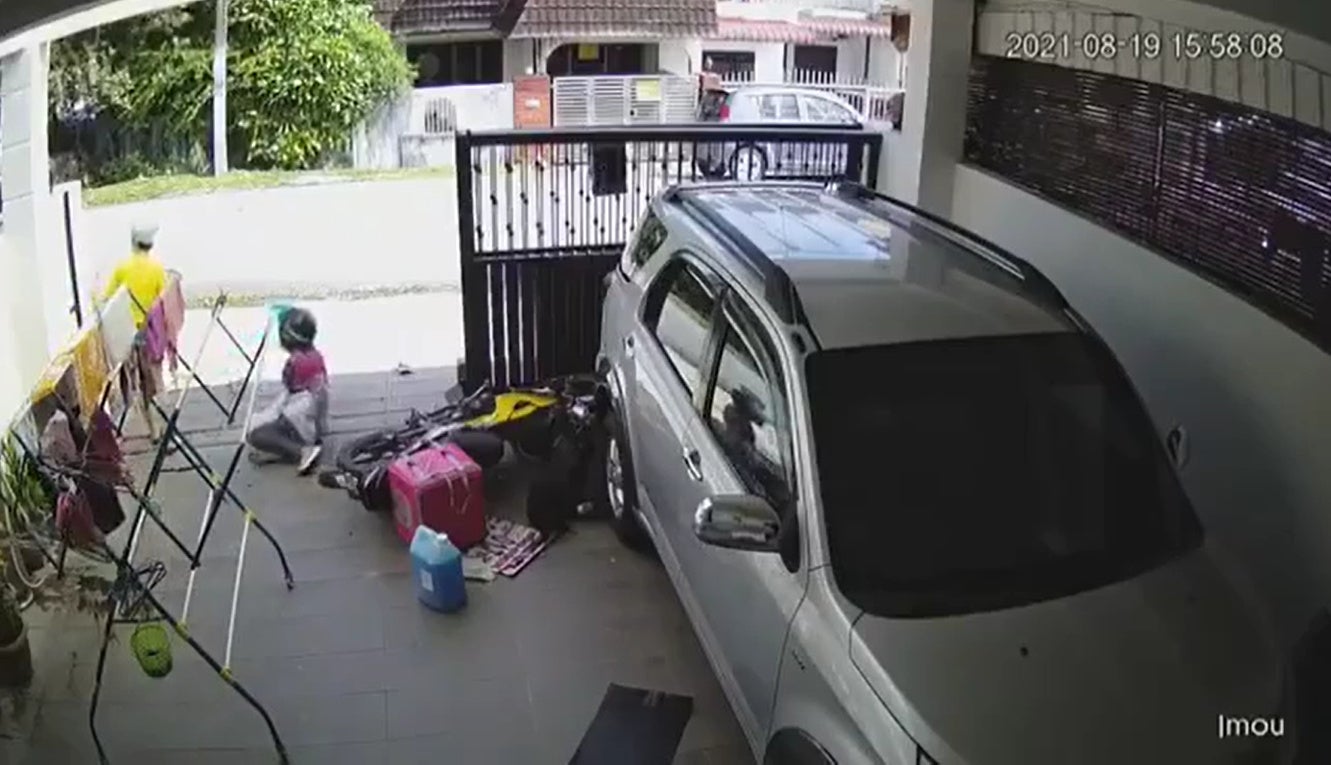 Ss 7 Foodpanda Rider Crashes Into The House Gate After Being Chased By Dog