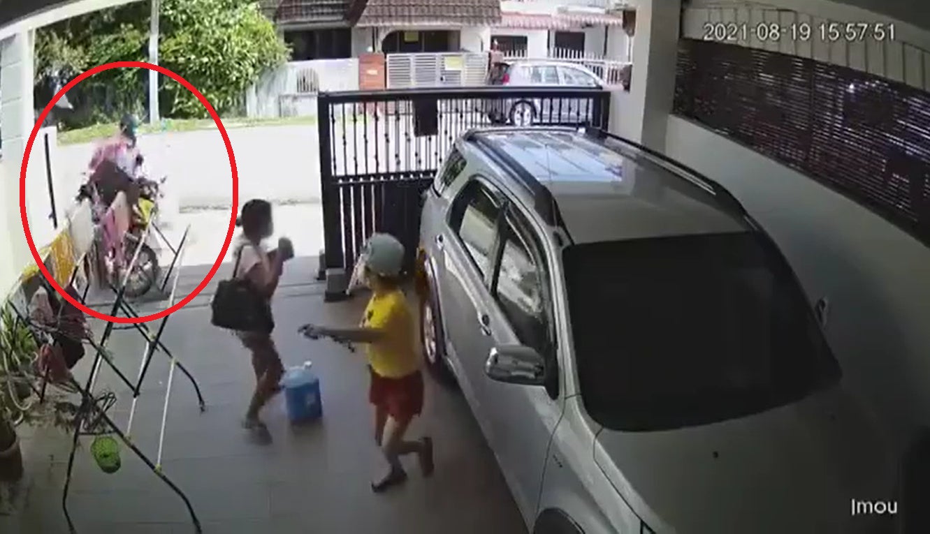 Ss 8 Foodpanda Rider Crashes Into The House Gate After Being Chased By Dog