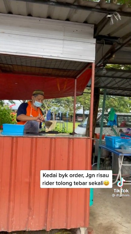 Ss1 Foodpanda Rider Helping Small Business Pakcik Make Roti Canai