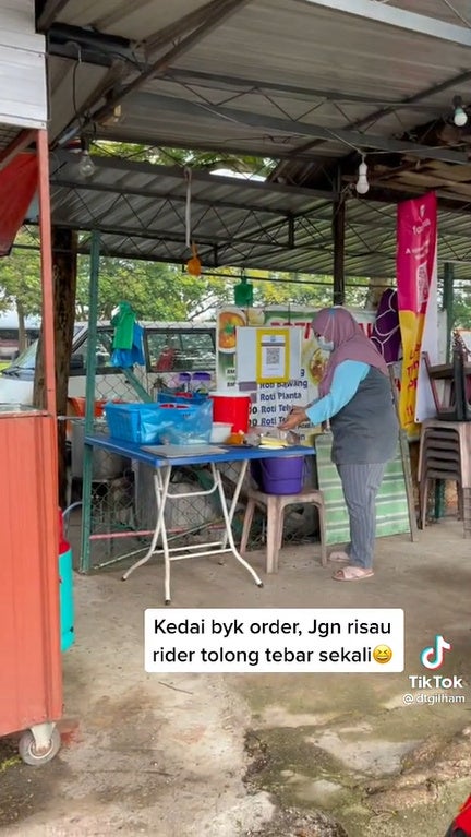 Ss2 Foodpanda Rider Helping Small Business Pakcik Make Roti Canai