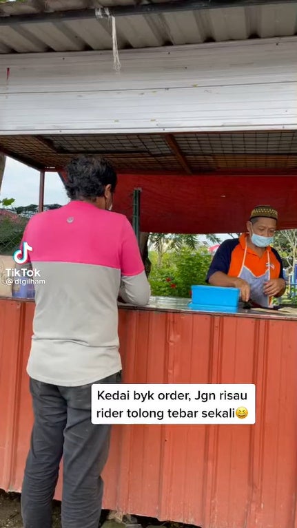 Ss3 Foodpanda Rider Helping Small Business Pakcik Make Roti Canai