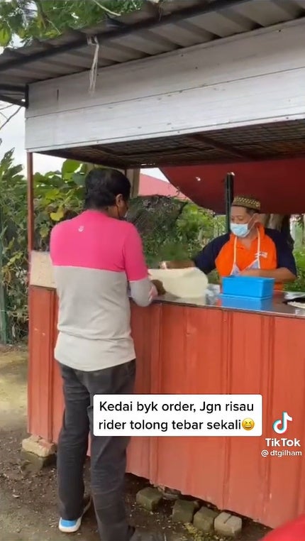 Ss4 Foodpanda Rider Helping Small Business Pakcik Make Roti Canai