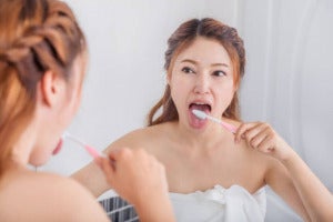 女子洗舌苔
