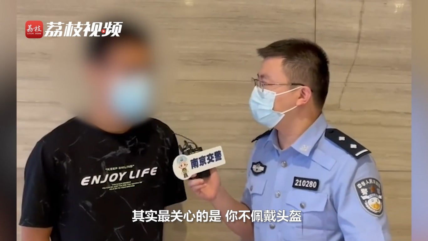 男子被警察训话