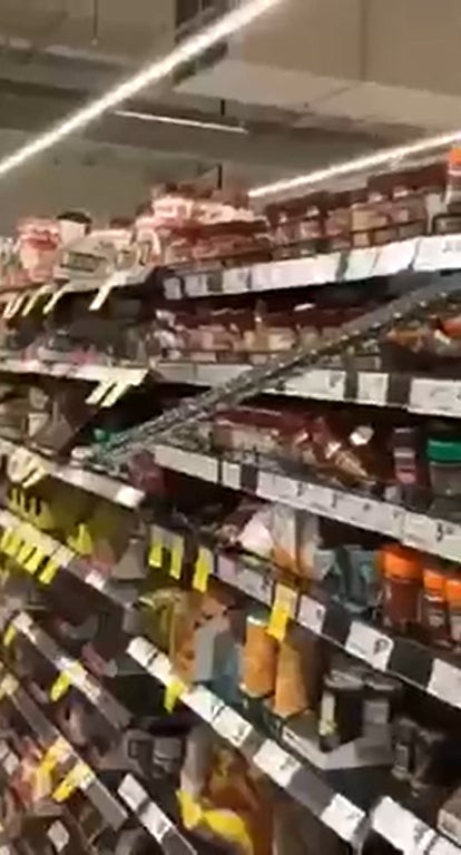 蛇躲在超市货架1