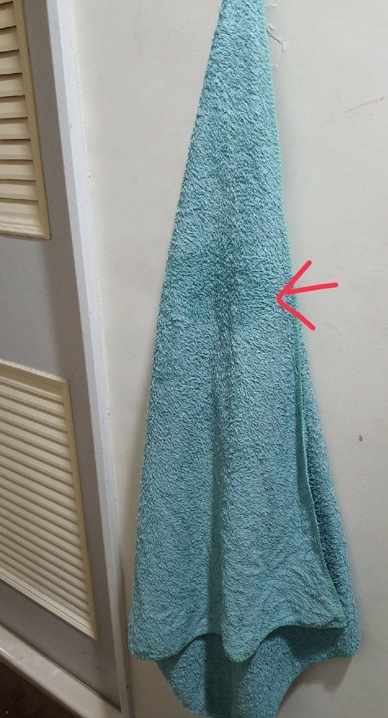 Green Towel On The Wall Wet 绿色毛巾擦嘴湿痕迹