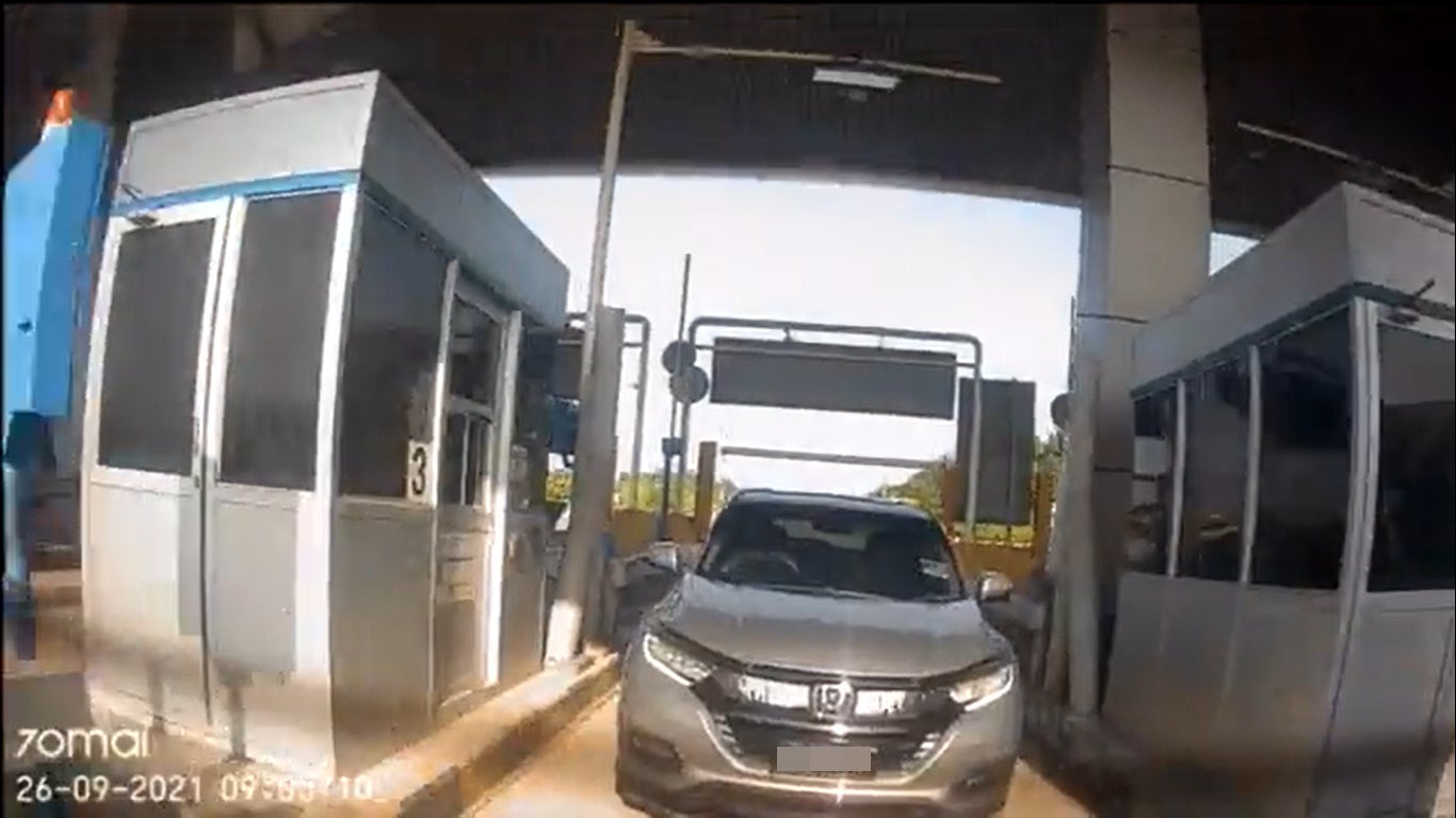 SS 1 Honda tailgate at RFID toll to avoid paying