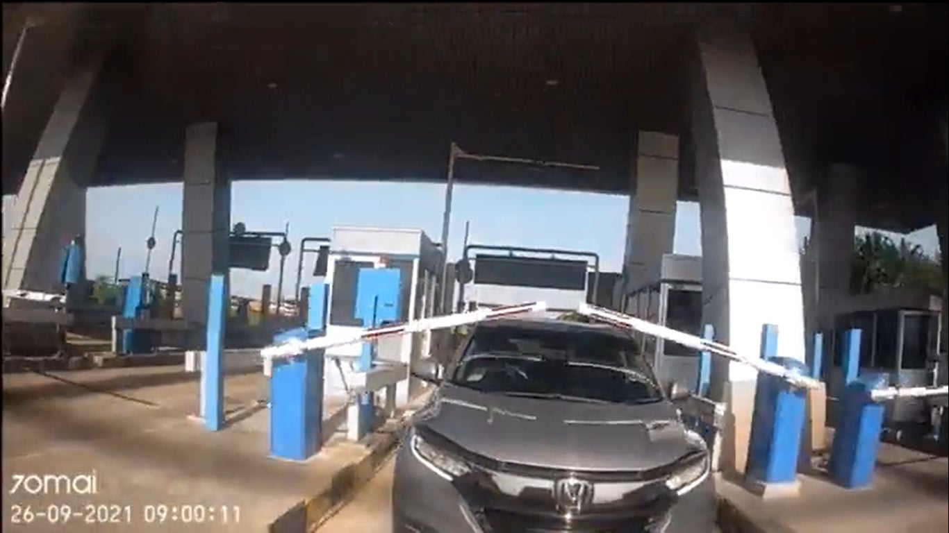 SS 4 Honda tailgate at RFID toll to avoid paying