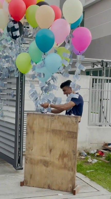 SS 4 Tied RM 10k ringgit on balloon and release them