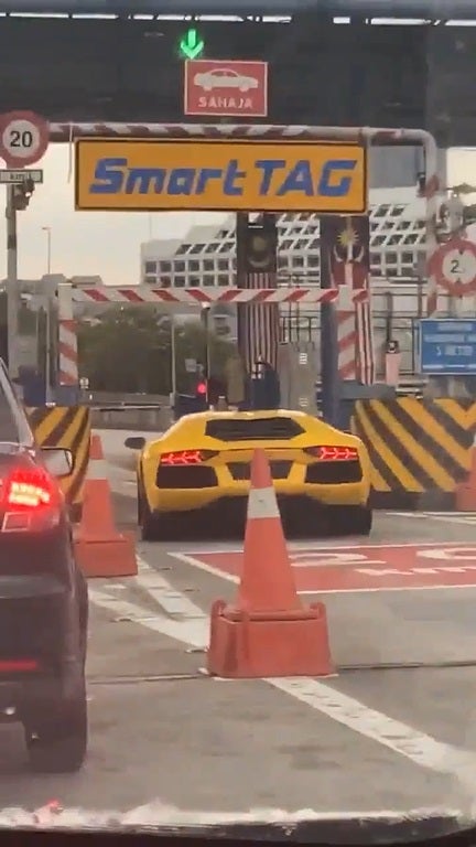 SS2 Lambo sneaks past smarttag toll without paying