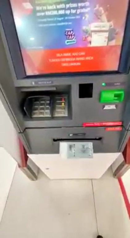 Ss3 Atm Shoots Out Malaysia Ringgit Cash Money On The Floor