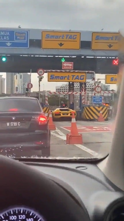 SS6 Lambo sneaks past smarttag toll without paying