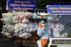 thailand monk truck distribute food 01
