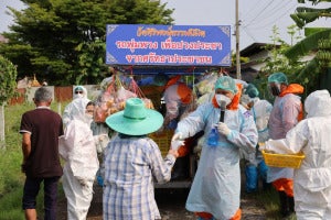thailand monk truck distribute food 02