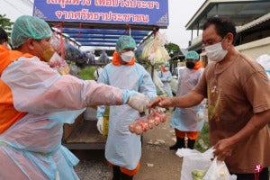thailand monk truck distribute food 04