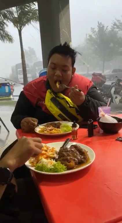 大马男子不理狂风暴雨继续吃饭3