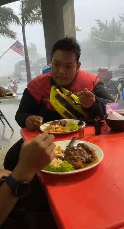 大马男子狂风暴雨继续吃饭