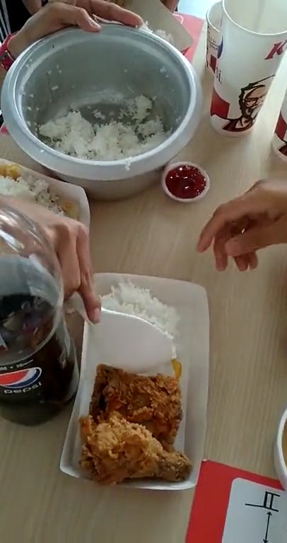 白饭配炸鸡吃