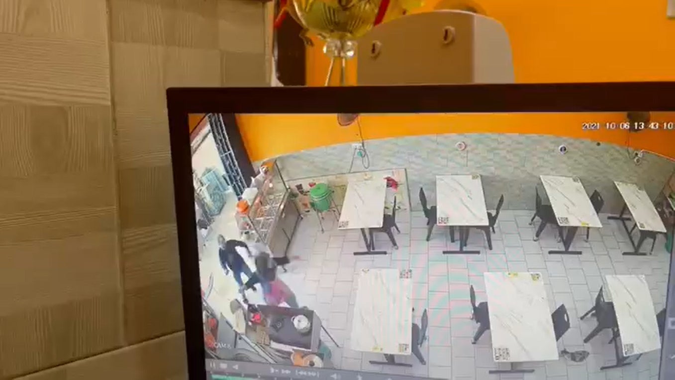 SS 1 man beats wife in restaurant