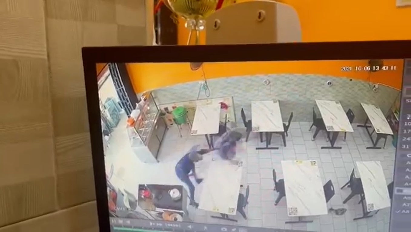 Ss 2 Man Beats Wife In Restaurant