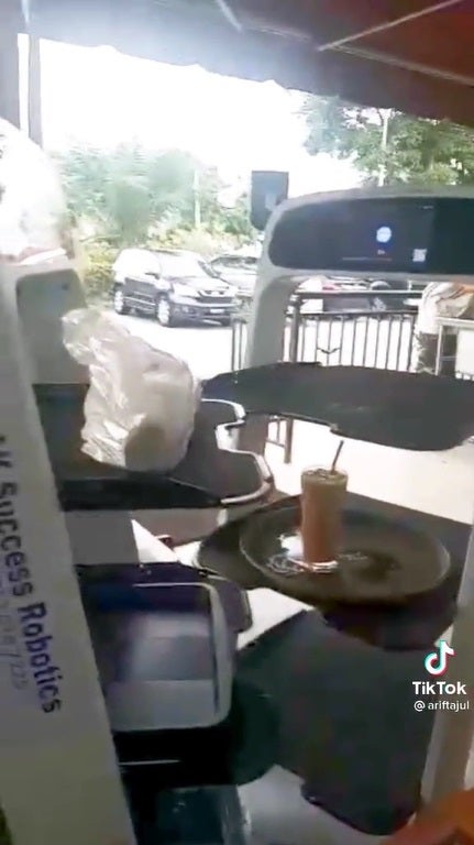 SS 4 robot quarrel fight after blocking its way