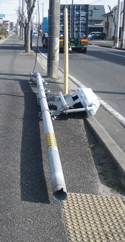 Traffic Light Pole Collapse After Dogs Pees On It