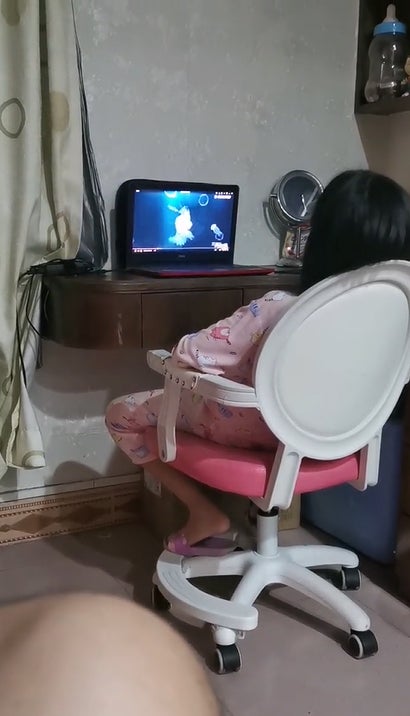 女儿看动画片