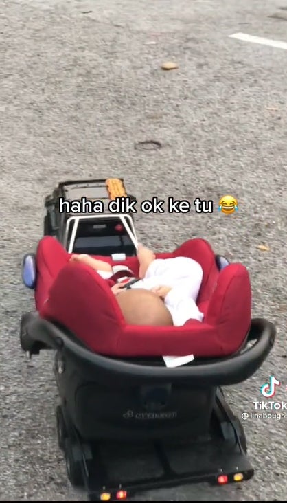 玩具车拖着baby car seat走