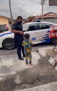 男孩被警察教训