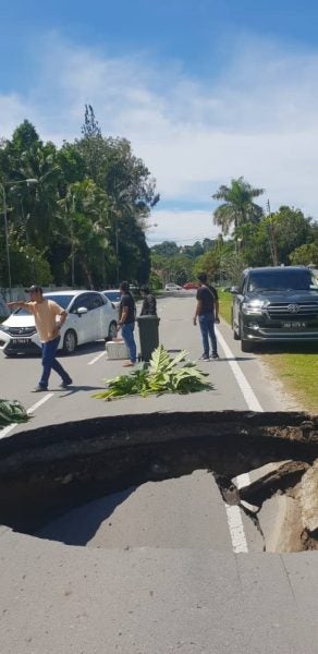 motor sink hole kk likas sabah road 2