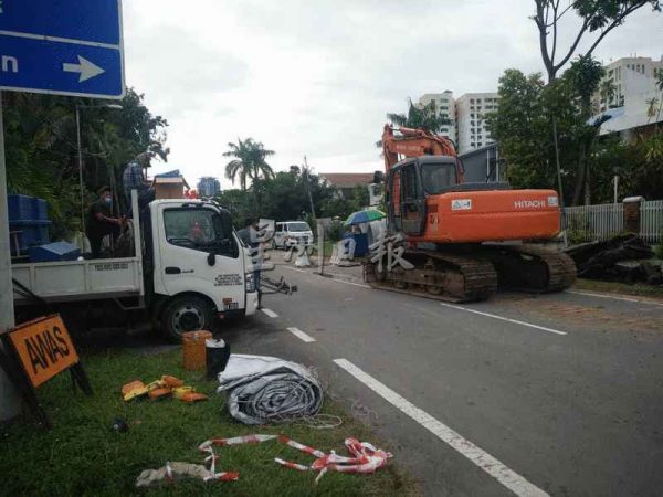 motor sink hole kk likas sabah road repair 2