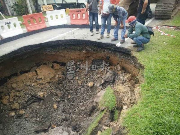 motor sink hole kk likas sabah road repair