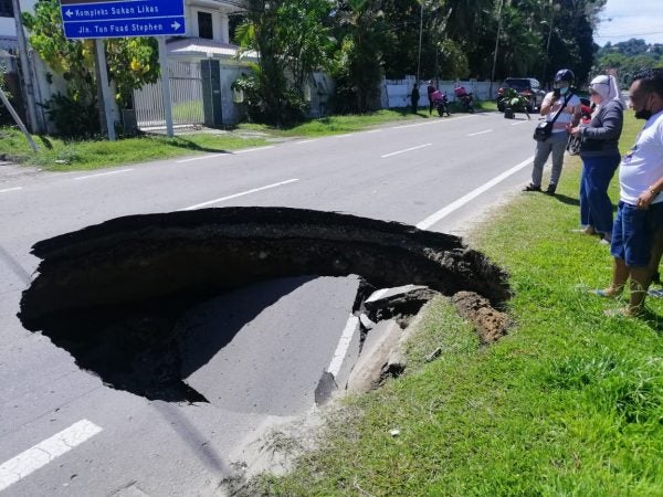 Motor Sink Hole Kk Likas Sabah Road