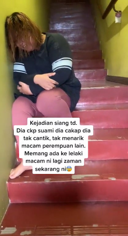 女子坐在楼梯哭