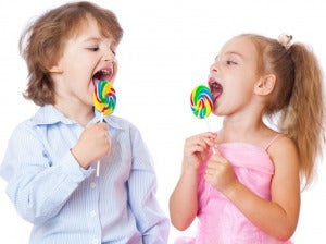小孩吃棒棒糖