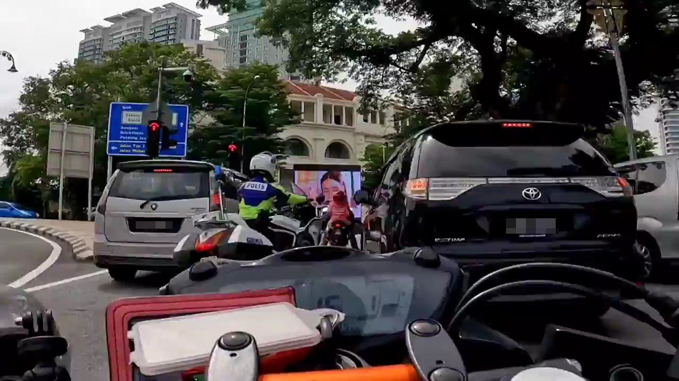 SS 1 Motorbike kantoi by police for beating running red light