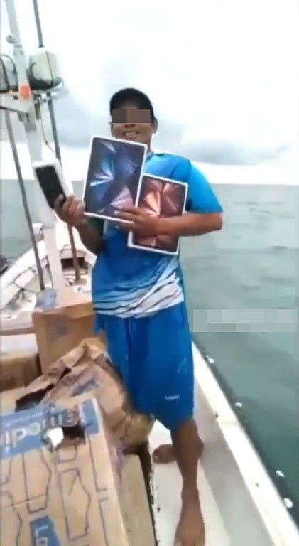 Ss 1 Fisherman Found Apple Products Ipad Iphone Macbook In Sea