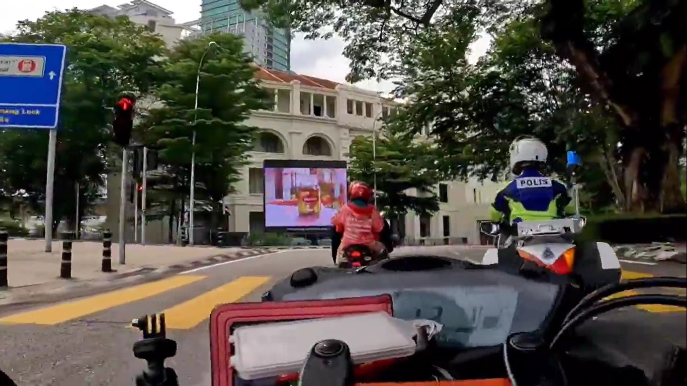 Ss 2 Motorbike Kantoi By Police For Beating Running Red Light