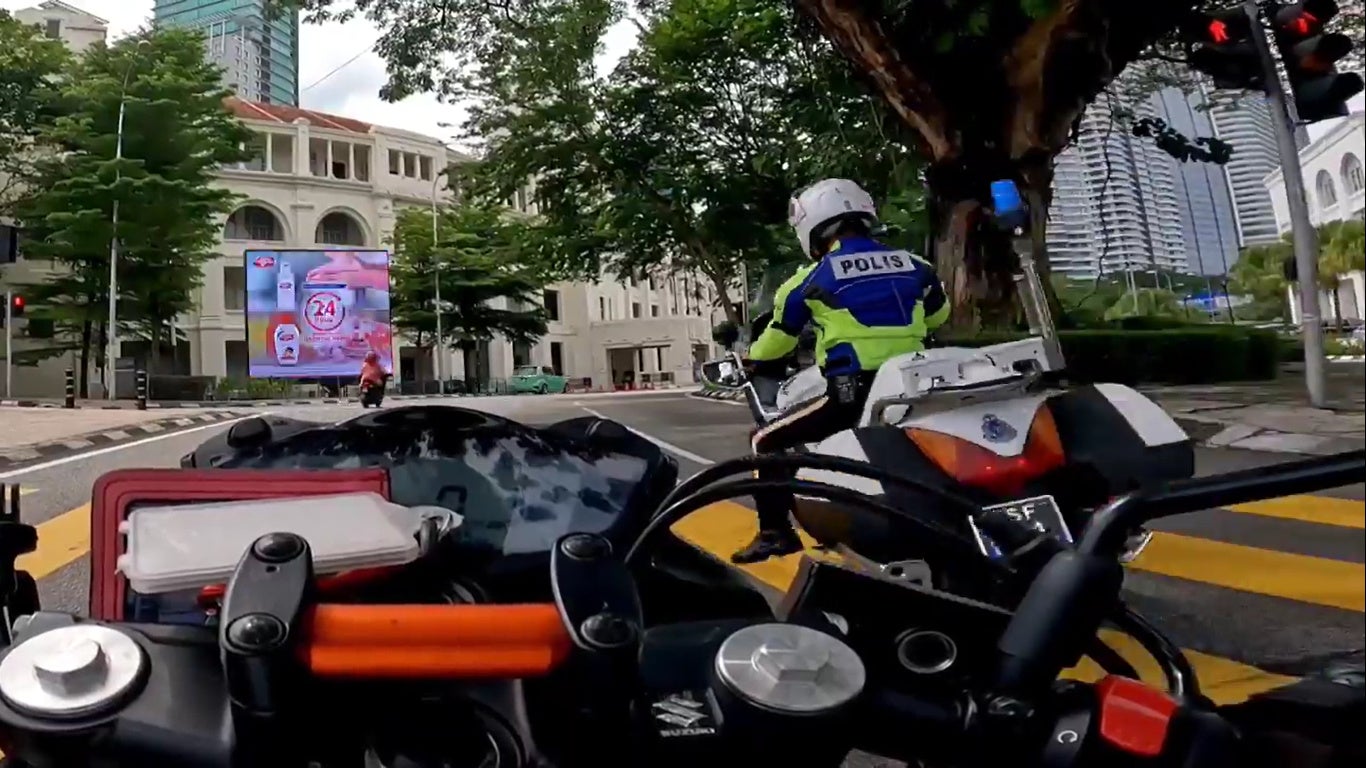 Ss 5 Motorbike Kantoi By Police For Beating Running Red Light