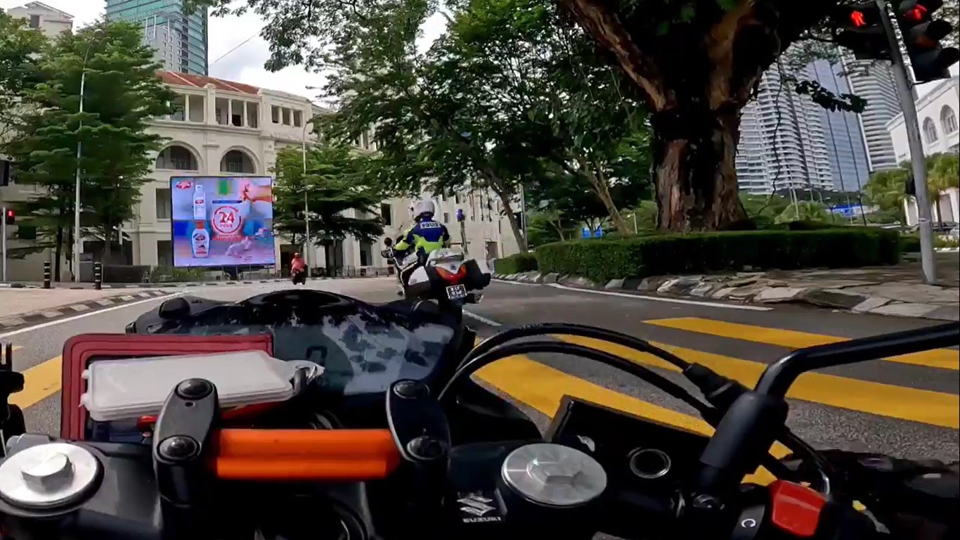 SS 6 Motorbike kantoi by police for beating running red light