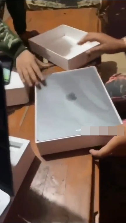 Ss 6 Fisherman Found Apple Products Ipad Iphone Macbook In Sea 1