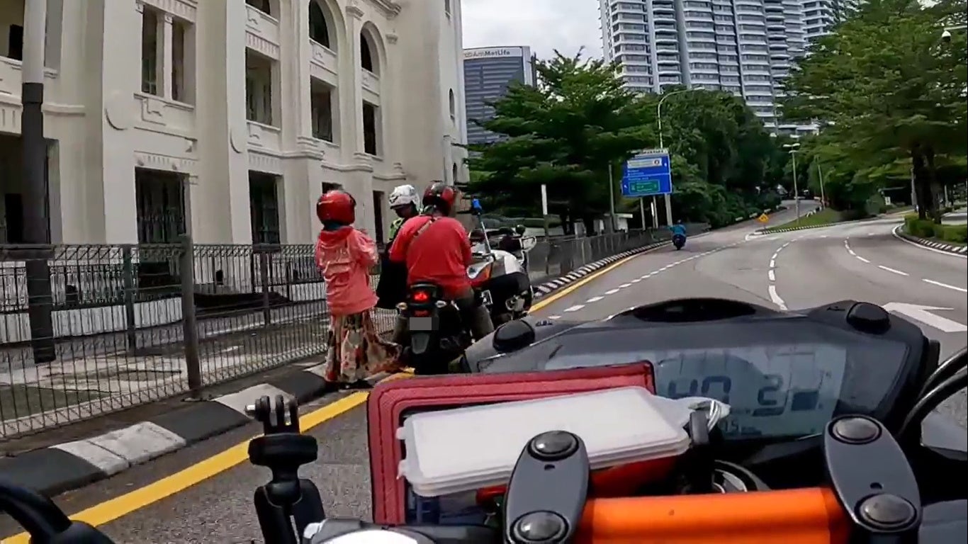 SS 9 Motorbike kantoi by police for beating running red light