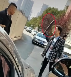 Bmw车主身边男子拿黑棒Circle