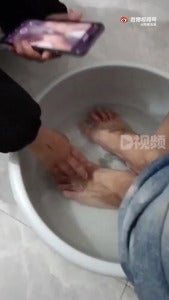 女儿为交作业假假洗脚 01 Jpg