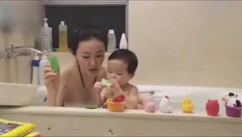 妈妈儿子冲凉