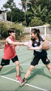情侣打篮球