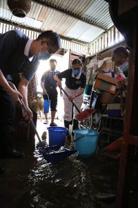 灾民清理积水