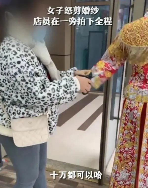 Pregnant Woman Cut Wedding Dress 2